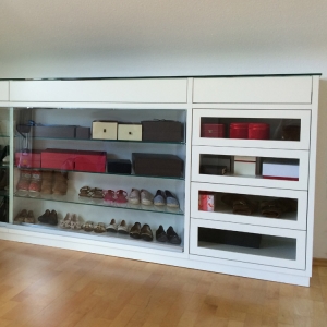Kommode mit Glasborden